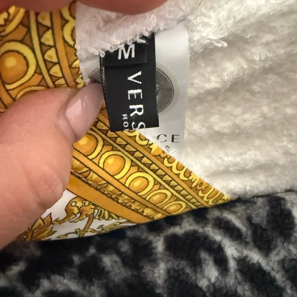 Versace I Baroque Robe and Matching Slippers - Picture 4 of 10